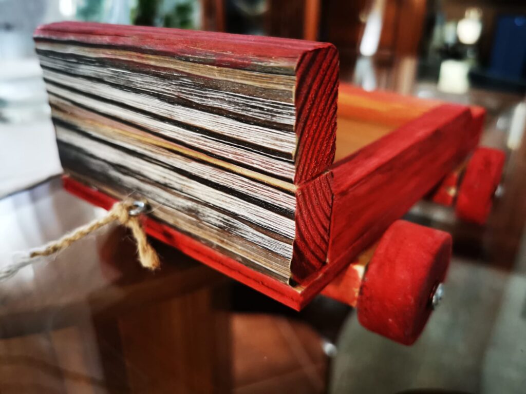 carro-rojo-madera
